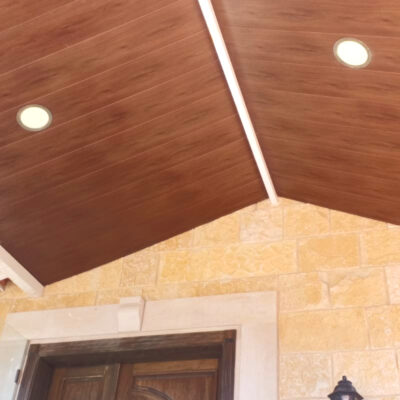 Entry ceiling pitched